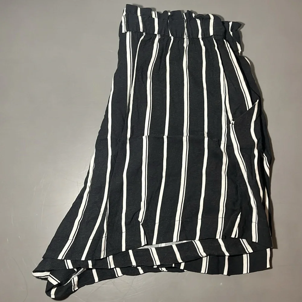 H&M Shorts - Picture 3 of 3
